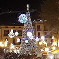 A Cava de' Tirreni si respira la magia del Natale: acceso l'albero più alto della Campania