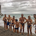 Amalfi: brindisi in spiaggia e tuffo in mare (gelato) a Capodanno, tradizione rispettata [FOTO-VIDEO]