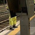 Attraversa i binari in scooter: rider travolto e ucciso da un treno a Scafati