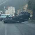 Auto si ribalta a Vietri, paura per gli occupanti [FOTO]