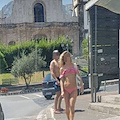 Bagnanti a torso nudo e bikini per le vie di Cava de’ Tirreni [FOTO]