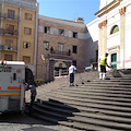 Blatte e insetti sulle scale della Cattedrale, pulizia straordinaria della Metellia