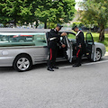 Carro funebre non in regola, i Carabinieri lo sequestrano durante un funerale