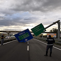 Cartello stradale crolla sulla carreggiata, tragedia sfiorata sulla Nola-Villa Literno