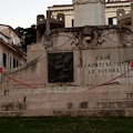 Cava, CasaPound transenna Monumento ai Caduti: «Non è una panchina per ragazzi, ma luogo Sacro»