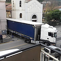 Cava de' Tirreni, camion incastrato a San Giuseppe al Pozzo 