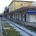 Cava de' Tirreni, vandali in azione: danneggiata la vetrata della stazione ferroviaria