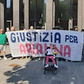 Cava, genitori di Arianna manifestano a Salerno: «Giustizia per nostra figlia» 