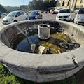 Cava, la fontana di piazza San Francesco nel degrado: è polemica