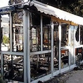 Cimitero, gazebo di fiori in fiamme