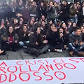 Disagi nelle scuole di Cava e Salerno, la protesta degli studenti: «La crisi ci sta crollando addosso»