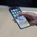 Figlia di ingegnere Apple svela iPhone X, Cupertino licenzia il padre