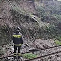 Frana a Vietri sul Mare: circolazione ferroviaria sospesa sulla linea Salerno - Nocera Inferiore, via Cava de' Tirreni
