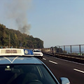 Incendio su colline di Croce e San Liberatore, fumo invade la A3: traffico in autostrada tra Vietri e Cava [FOTO]