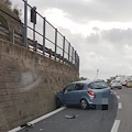 Incidente A3 Cava de' Tirreni-Salerno: auto sbanda e finisce contro un muro