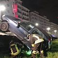 Incidente nella notte a Salerno, auto precipita dal cavalcavia: salvo il conducente 