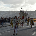 Ischia, sbandieratori e trombonieri di Cava al corteo storico in ricordo delle vittime del terremoto