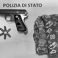 Nascondeva in casa pistola, droga e placca metallica da Carabiniere: arrestato 28enne a Nocera Inferiore 