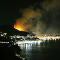 Notte di fuoco a Salerno: fiamme alimentate dal vento avvolgono il viadotto Olivieri [FOTO]