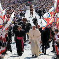 Papa Francesco tra le ali delle bandiere degli "Sbandieratori Cavensi"