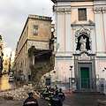 Paura a Napoli, crolla parte della facciata di una chiesa in centro