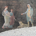 Pompei continua a stupire: gli scavi portano alla luce straordinari affreschi ispirati alla guerra di Troia 