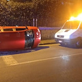 Scontro all'incrocio, auto si ribalta: paura nella notte a Cava de' Tirreni 