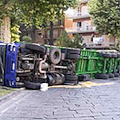 Tir si ribalta, panico alla stazione