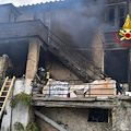 Tragedia sfiorata a Giffoni Valle Piana: palazzina distrutta dalle fiamme, salvato il proprietario 