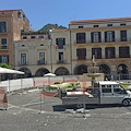 Un telo espositivo con stemma di Cava de' Tirreni su recinzione cantiere di piazza Duomo: avviata manifestazione di interesse