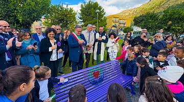 A Sarno la Panchina viola simbolo di gentilezza