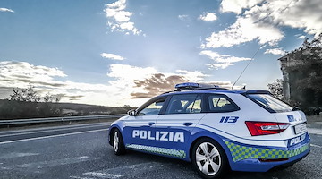 Aggredisce e rapina due imprenditori sull'autostrada A30: un arresto 