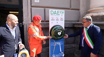 Al via il progetto "Sarno Città Cardioprotetta": inaugurato il primo defibrillatore 