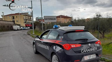 Battipaglia, aggredirono un passante per rubargli il portafoglio: arrestati due giovani di Salerno 