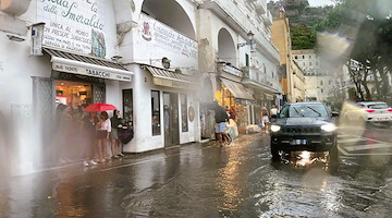 Campania, allerta meteo fino a stasera per piogge e temporali intensi 