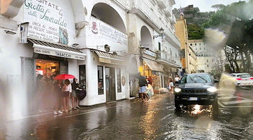 Campania, continua l'allerta meteo: piogge e temporali fino a domani 