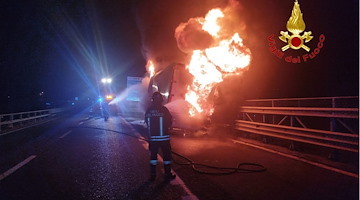 Cava de' Tirreni, furgone frigorifero in fiamme sulla A3 /foto