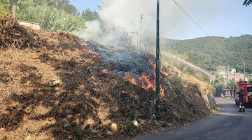 Cava de' Tirreni, incendio di sterpaglie nella frazione Dupino 