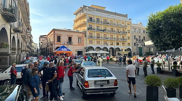  Cava de' Tirreni, raduno di auto e moto d'epoca: passione per i motori e solidarietà