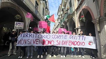 Cava de’ Tirreni: studenti in piazza per i diritti delle donne 