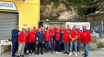 Il club "Vecchi rombi" di Cava de Tirreni dona defibrillatore alla frazione Molina di Vietri sul Mare 