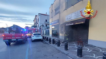 Incendio devasta pizzeria a Cava de' Tirreni, salvi gli arredi