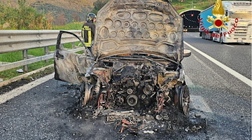 Incendio sull'A2: conducente esce dall'auto prima che venga avvolta dalle fiamme