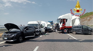 Incidente mortale sull'autostrada A2: otto mezzi coinvolti, due vittime 