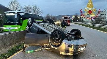 Incidente sul Raccordo Avellino-Salerno: auto si ribalta e conducente in gravi condizioni