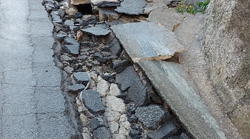 Maltempo a Cava de' Tirreni, asfalto scoppiato e strade allagate 