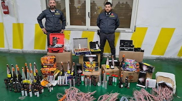 Pagani, sequestrati centinaia di prodotti pirotecnici illegalmente detenuti per la vendita 