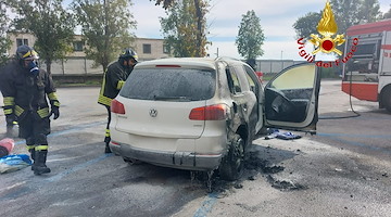 Salerno, auto in fiamme in via Ligea 