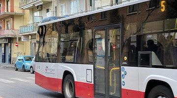 Salerno, molesta e rapina una donna sull'autobus 