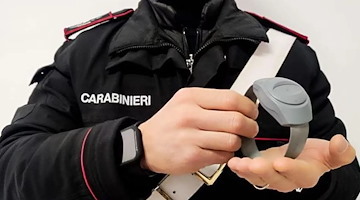 Scafati, si avvicina all’ex compagna e suona il braccialetto elettronico: 41enne finisce in carcere 